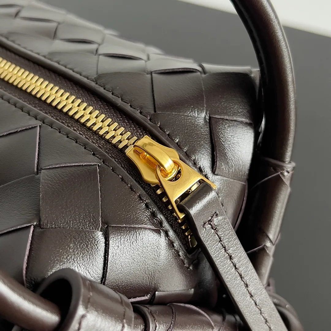 Batch 1360 BOTTEGA VENETA 2024 new loop is here! ! Many girls who like BV have owned the Loop bag. It has a simple appearance, classic weaving, and a compact and lightweight bag shape. This innovation continues the "camera bag" shape. Unlike the traditional Loop bag, which can only be worn as a crossbody bag, this innovation It can be carried by hand or cross-body, satisfying both the concave shape and daily needs. The oversized buckle can be folded and used as a handle. The sultry heat in summer ☀️ usually reduces people's desires. Having a lightweight bag will greatly enhance the happiness of traveling🫧 Style number: 796615 Size: 19*12*9cm
